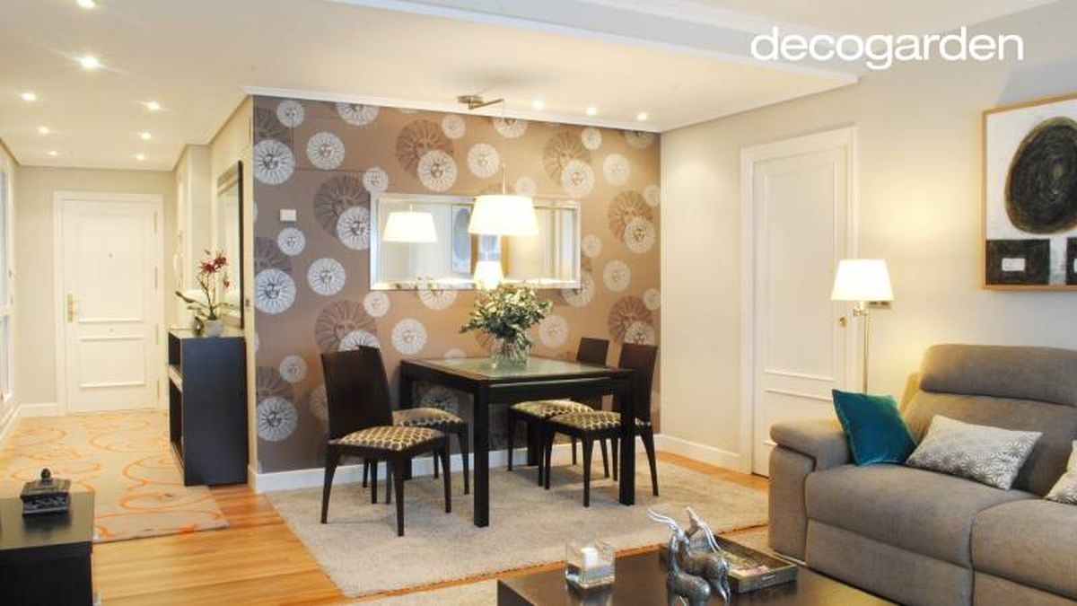 Salón comedor con un original papel pintado.