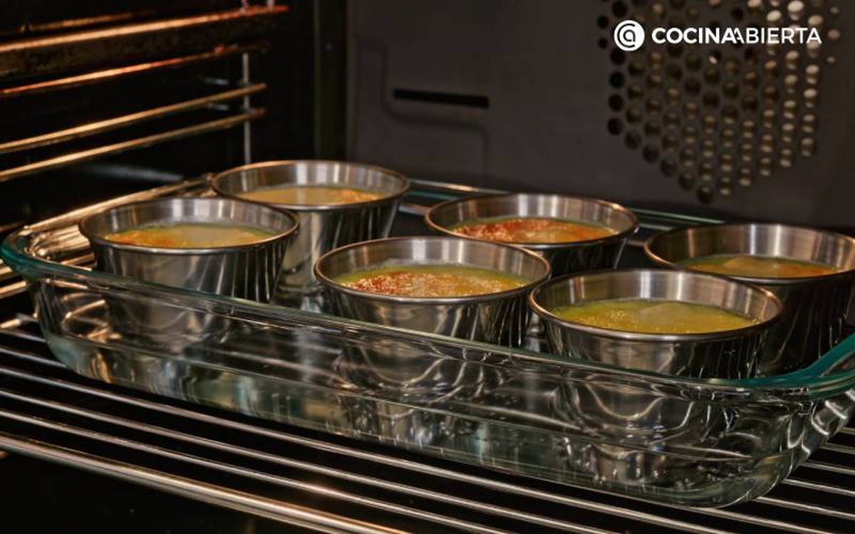 Elaboración de la receta de flan de queso de cabra - Hornea los flanes