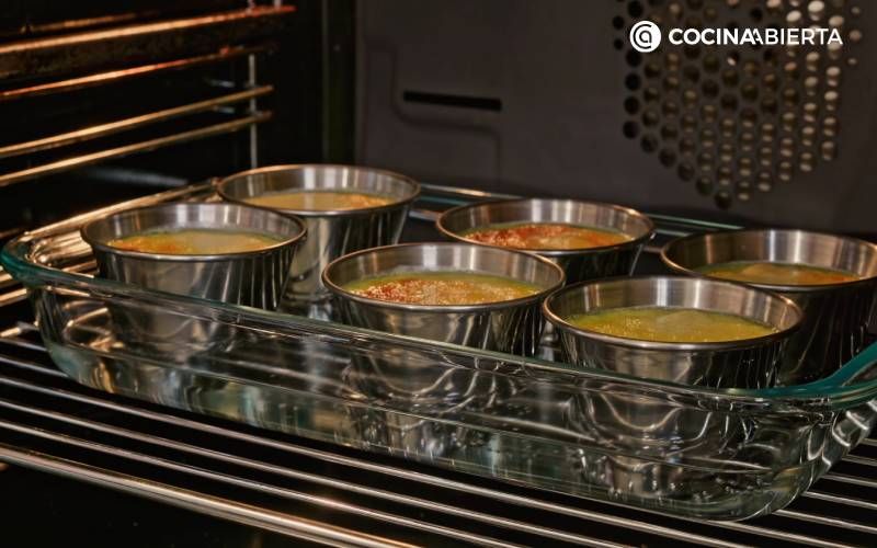 Elaboración de la receta de flan de queso de cabra - Hornea los flanes