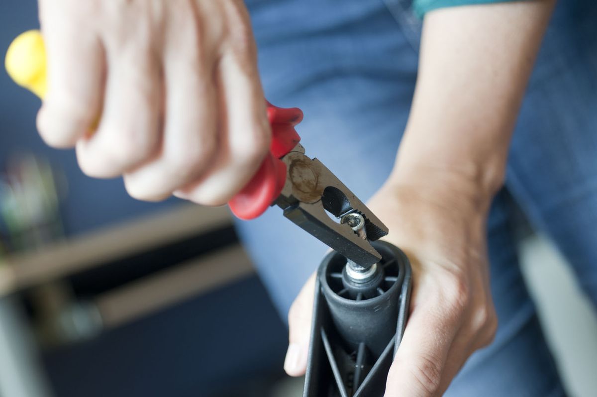 Bricomania 702 Cambiar ruedas de silla p4