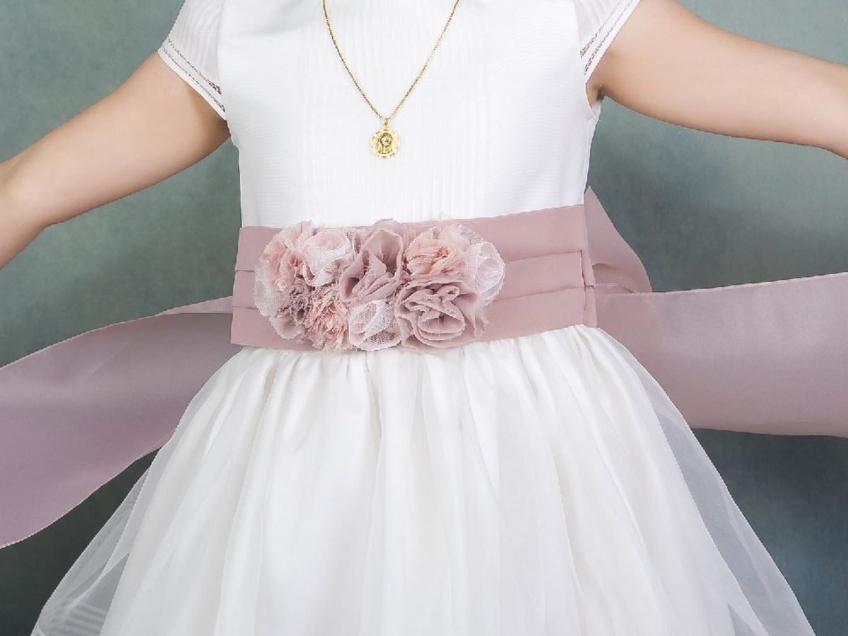 Puedes personalizar un vestido de comunión blanco con toque de color