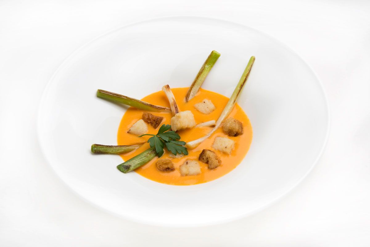 5572 1 Crema de calabaza con puerros y picatostes de pan y bacalao (957) editorial xl
