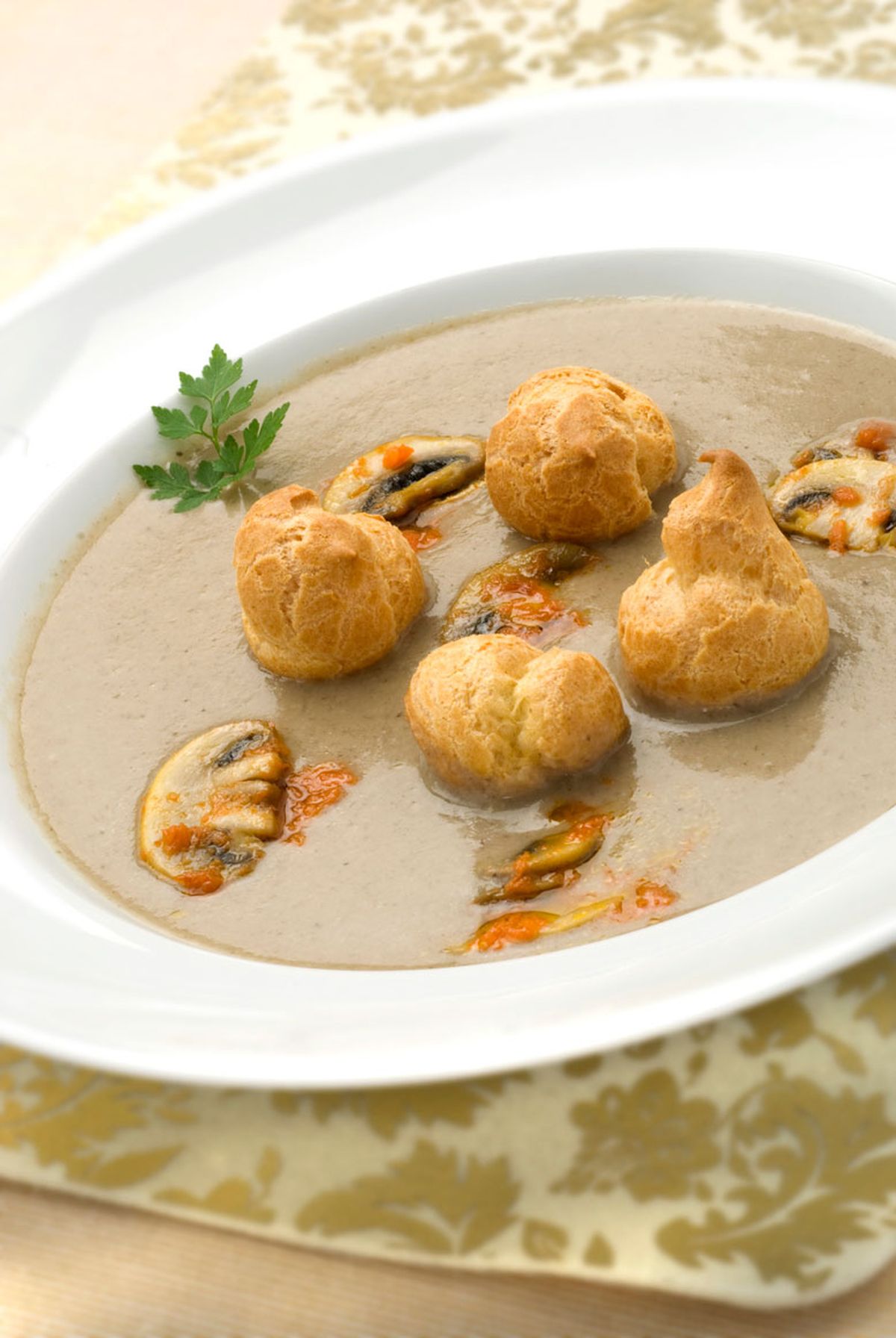 Crema de champiñón con buñuelos