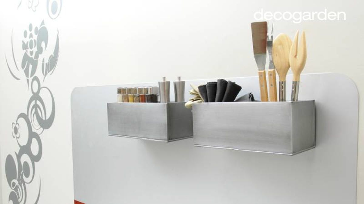 Estantería de metal de cocina de estilo industrial.