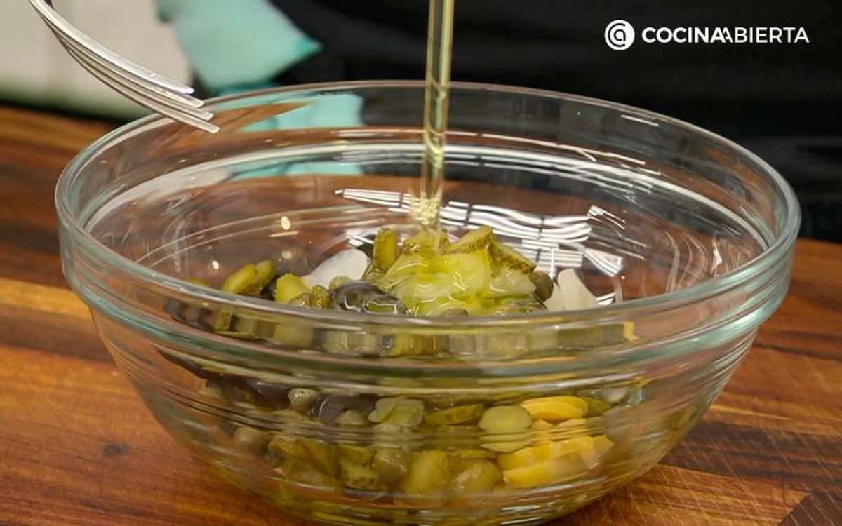 Elaboración de la receta de rulo de salmón ahumado relleno de brandada - Preparar la vinagreta de encurtidos