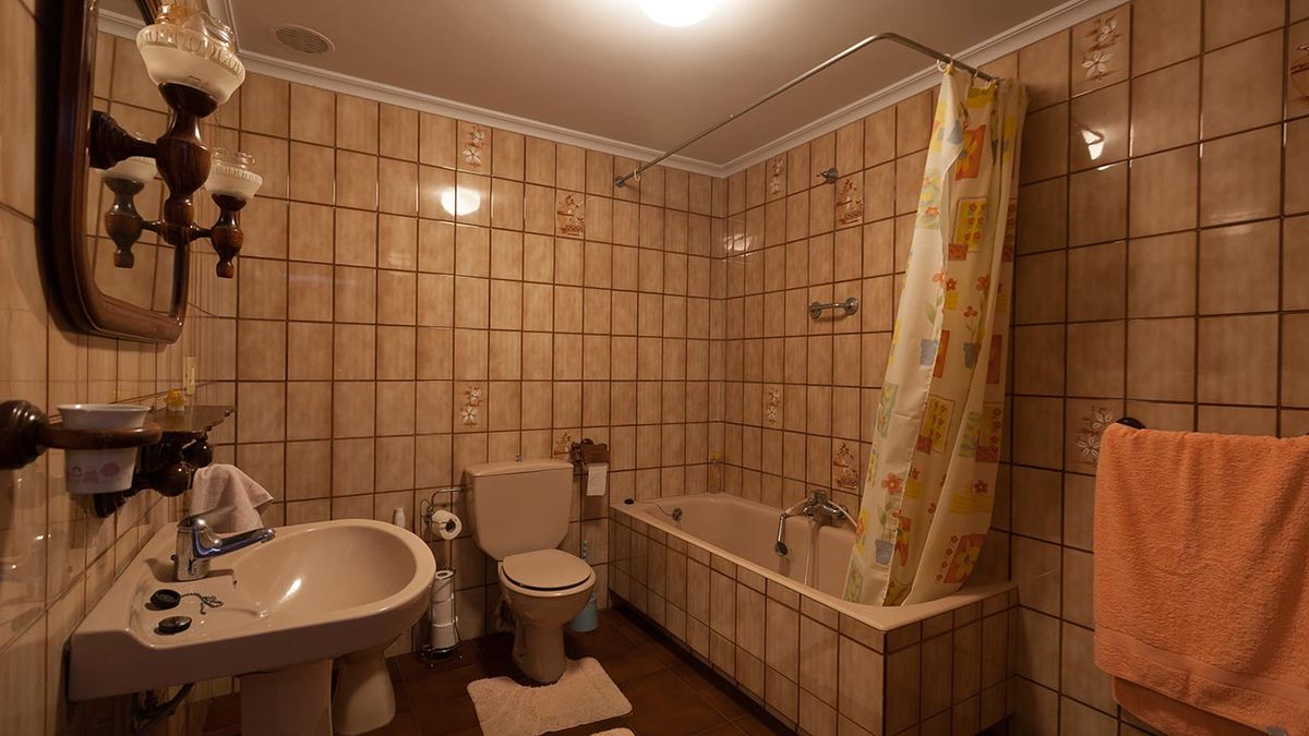 Deco741 Decorar baño sin obra en blanco y madera antes