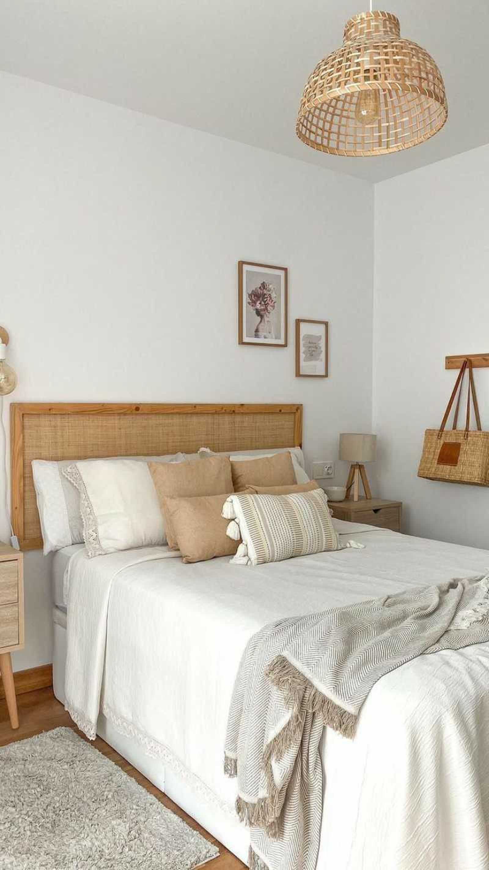 Dormitorio pequeño decorado en tonos claros.