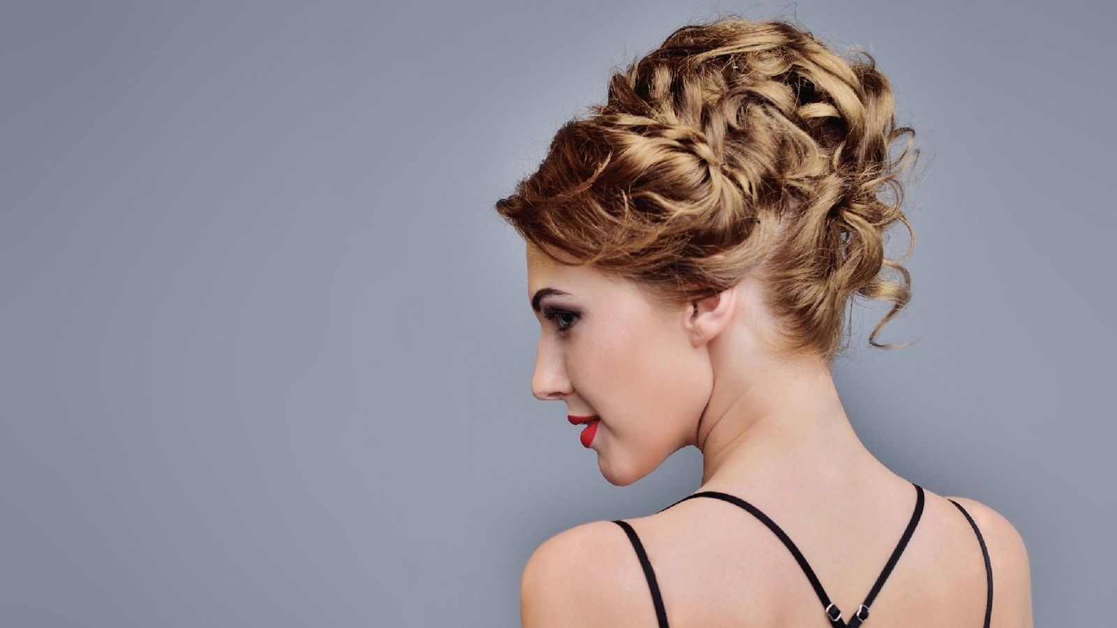 El moño rizado puede ser desenfadado o estructurado