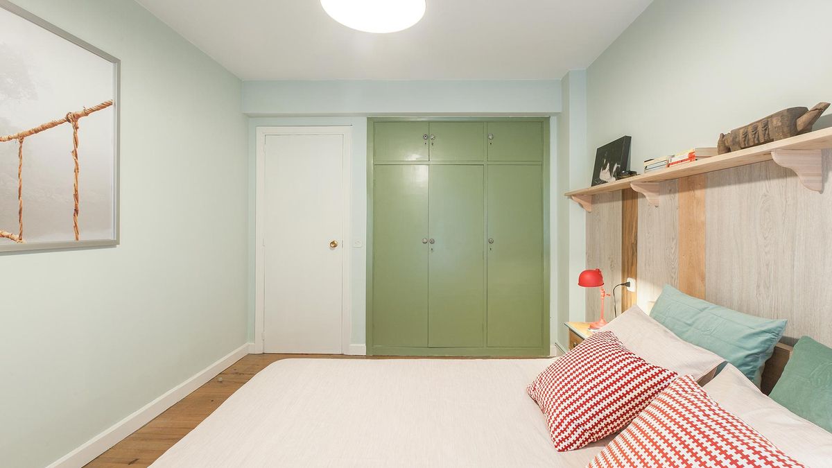 Deco 731 Dormitorio amarillo con friso de madera despues 6