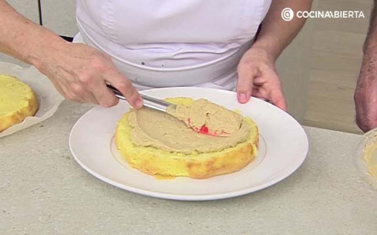 Extiende la crema de moka por todo el bizcocho, incluyendo los laterales