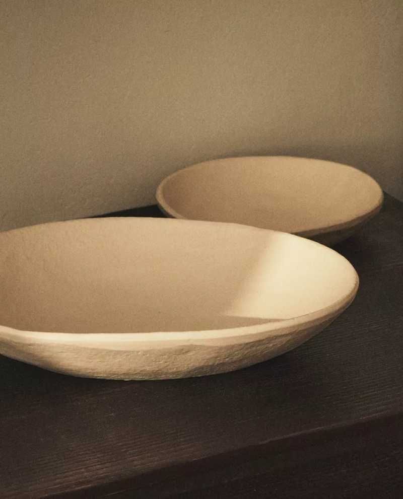 Bandejas decorativas metálicas con efecto piedra.