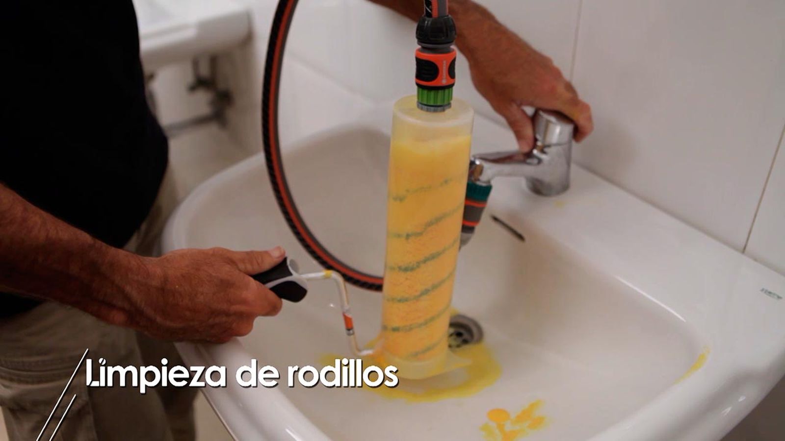 Cómo limpiar los rodillos después de pintar paso 5