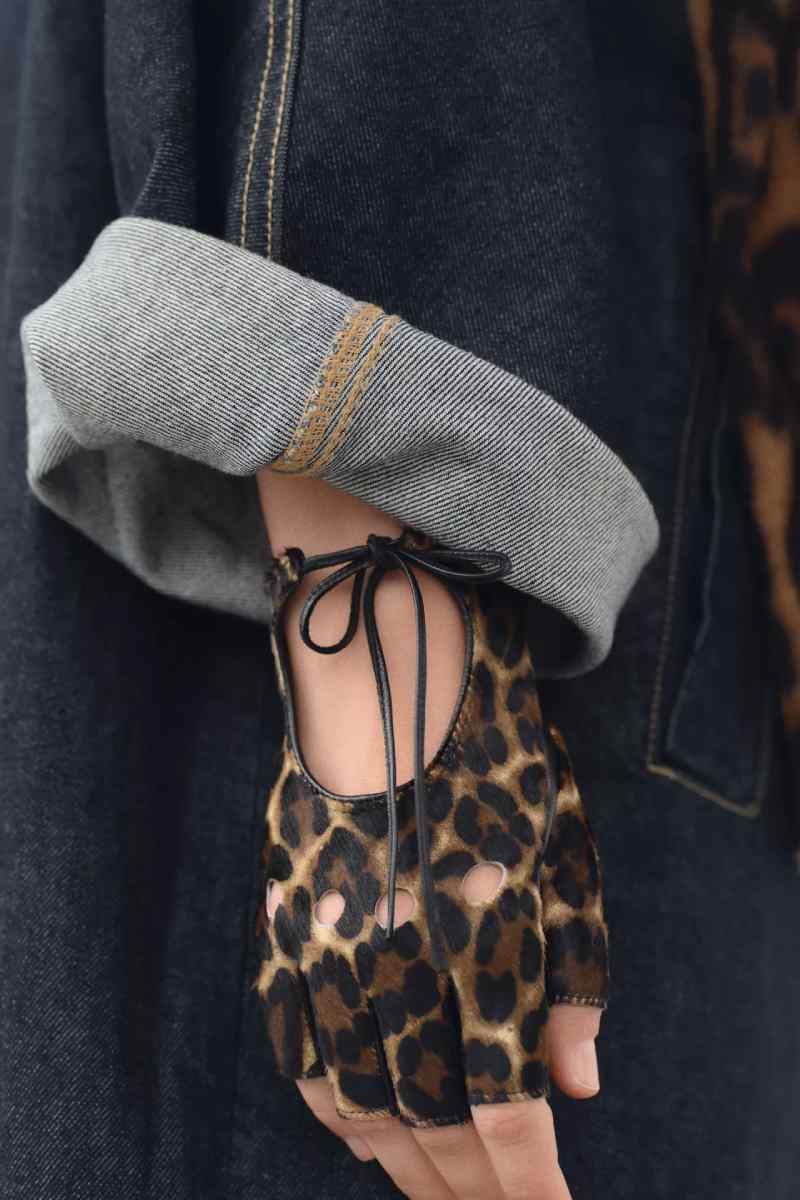 Mitón de piel con estampado de leopardo