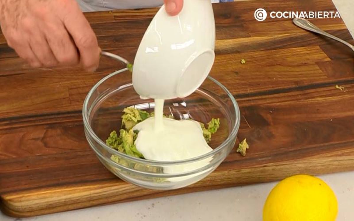 Elaboración de la receta de boniato con pollo y verduras - Prepara la salsa de aguacate y yogur