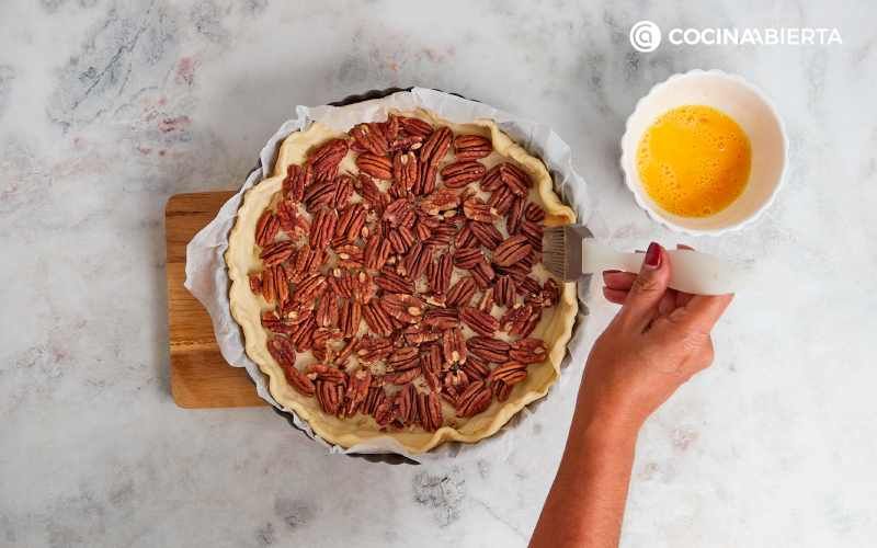 Pinta con huevo batido el borde de la masa de hojaldre