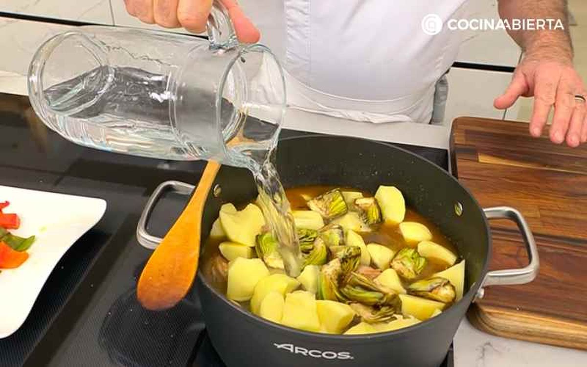 Incorpora las alcachofas salteadas