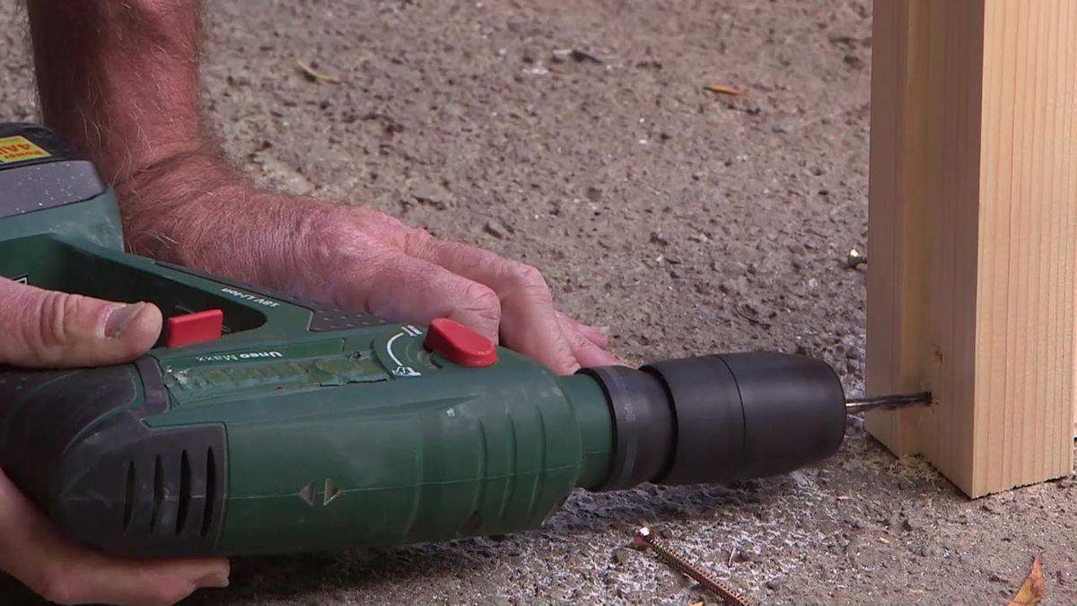 Cómo montar una caseta de madera para el jardín paso 5