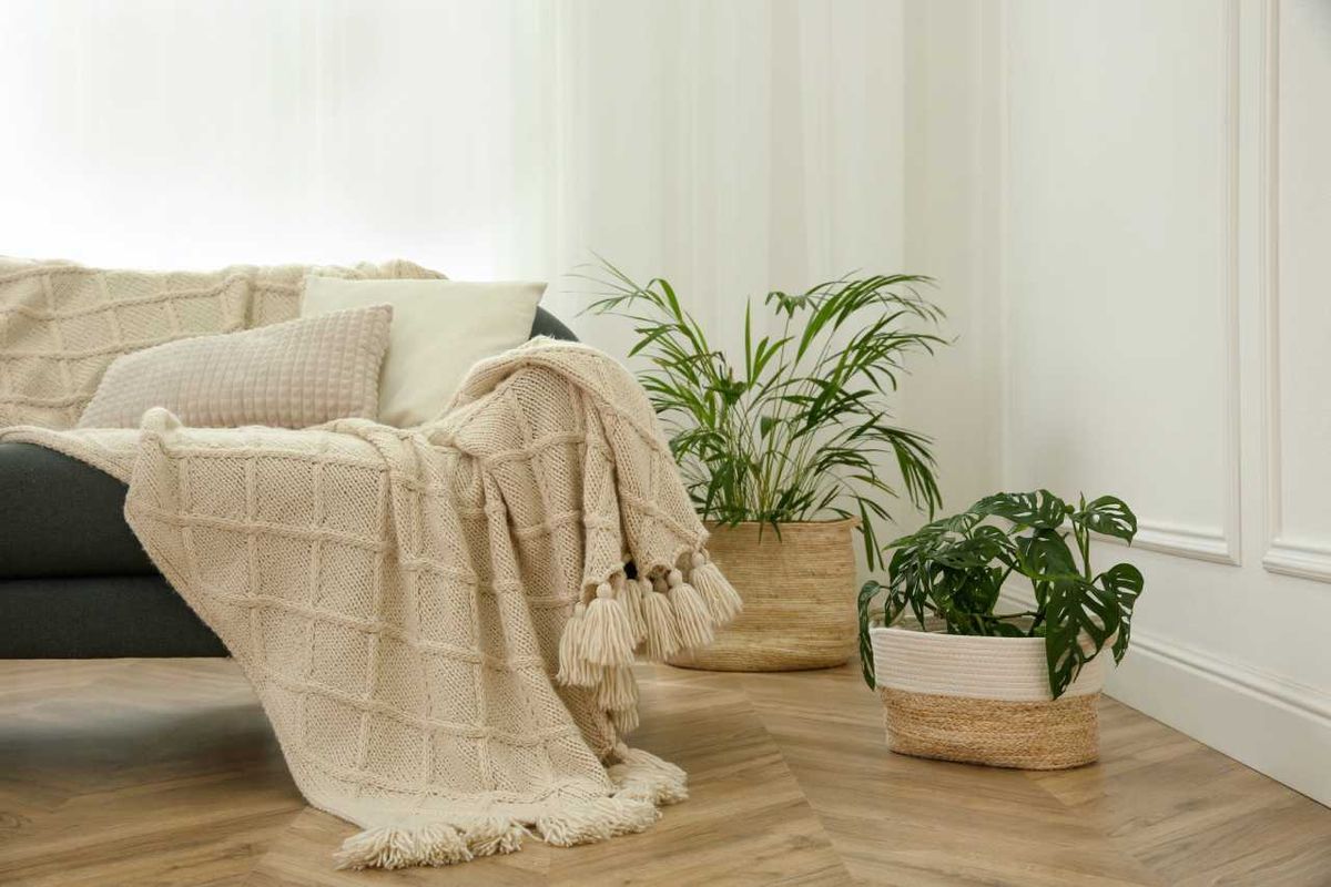 Sofá con decoración para combatir el frío.