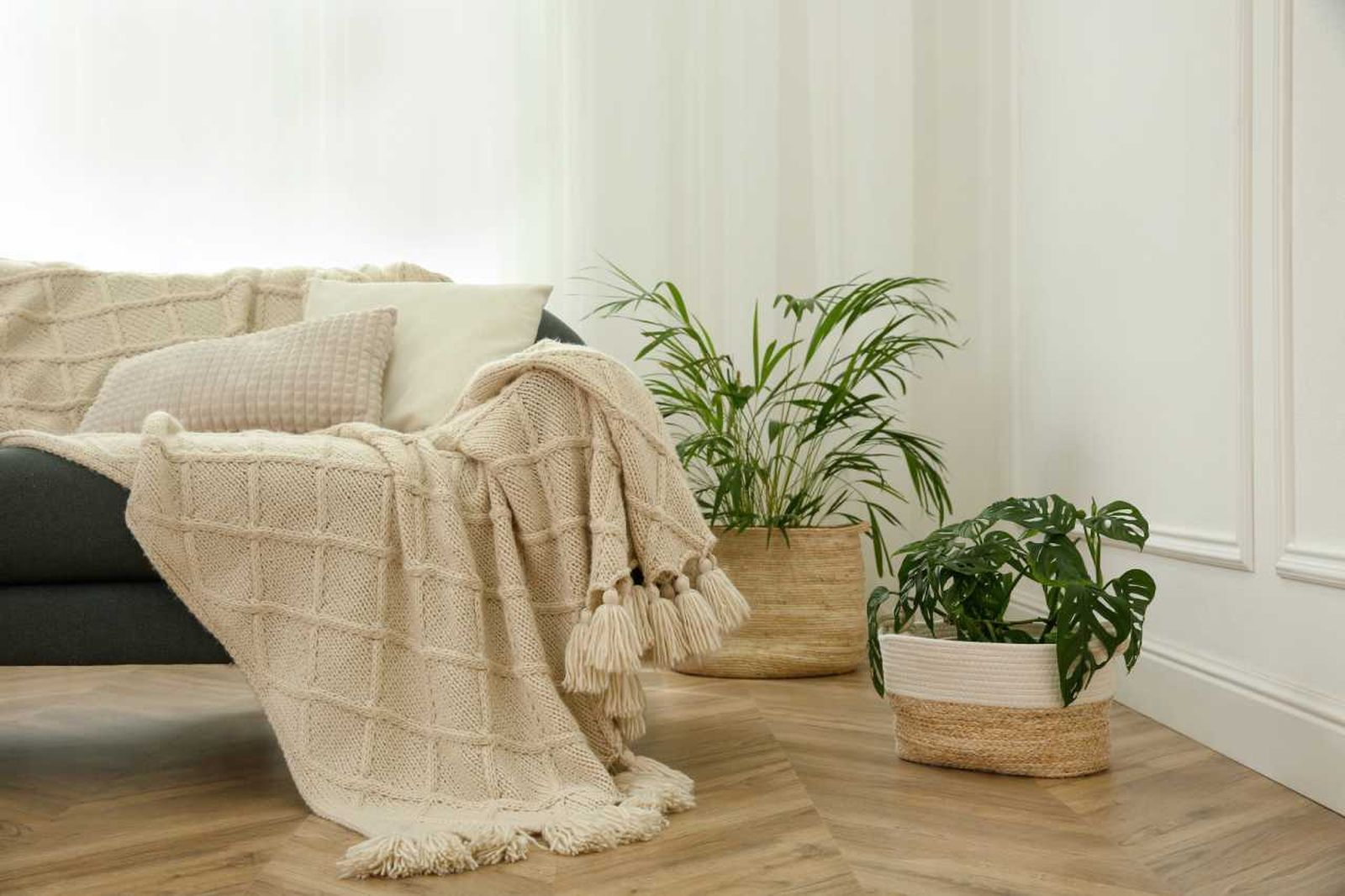 Sofá con decoración para combatir el frío.