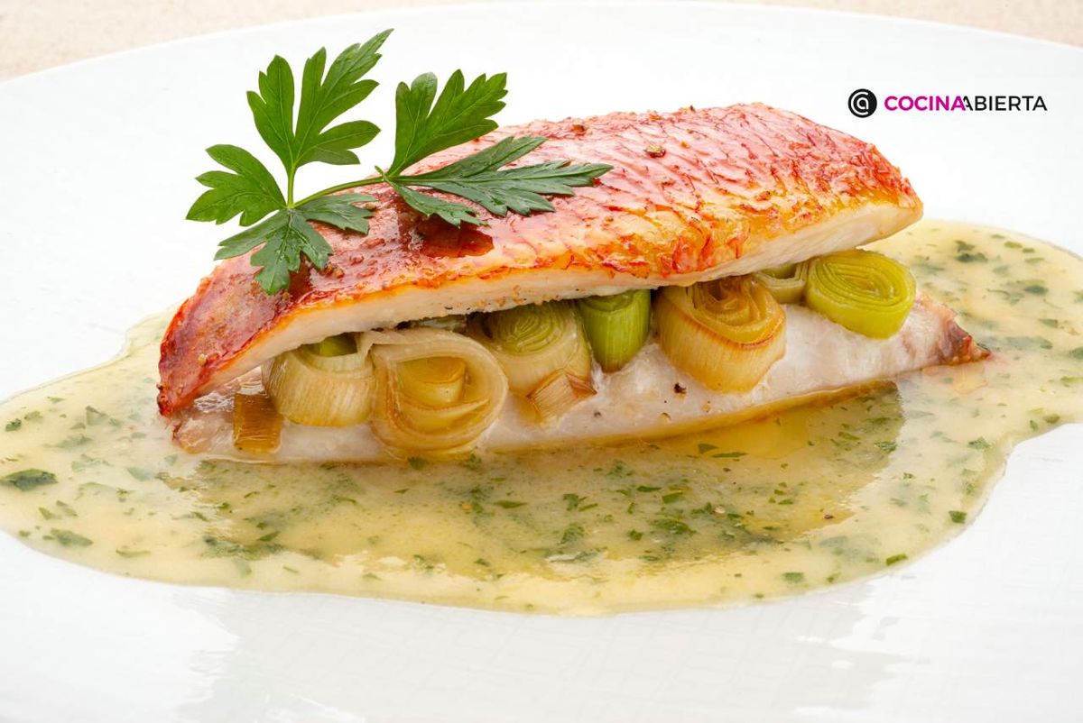 Jugosos salmonetes rellenos de puerros sobre salsa verde