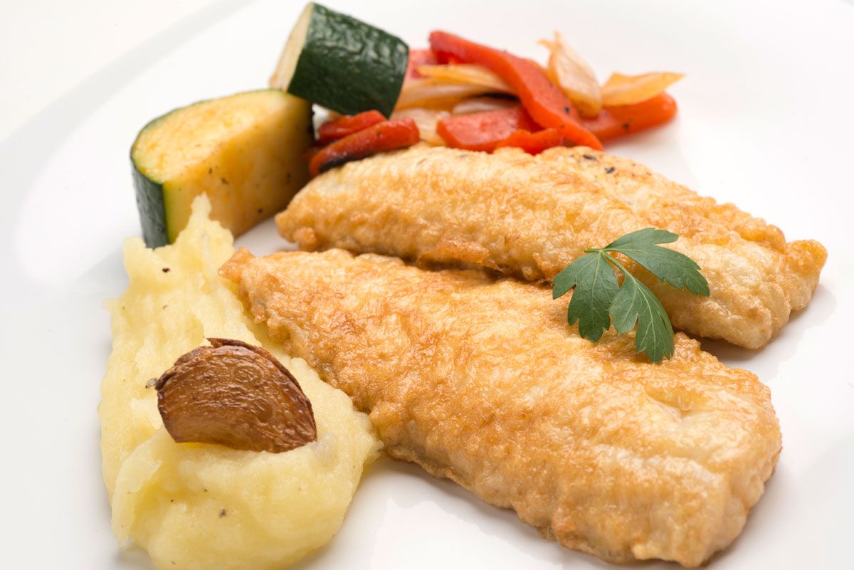 5564 1 Pescado rebozado con pure de patatas y verduras salteadas (949) xl