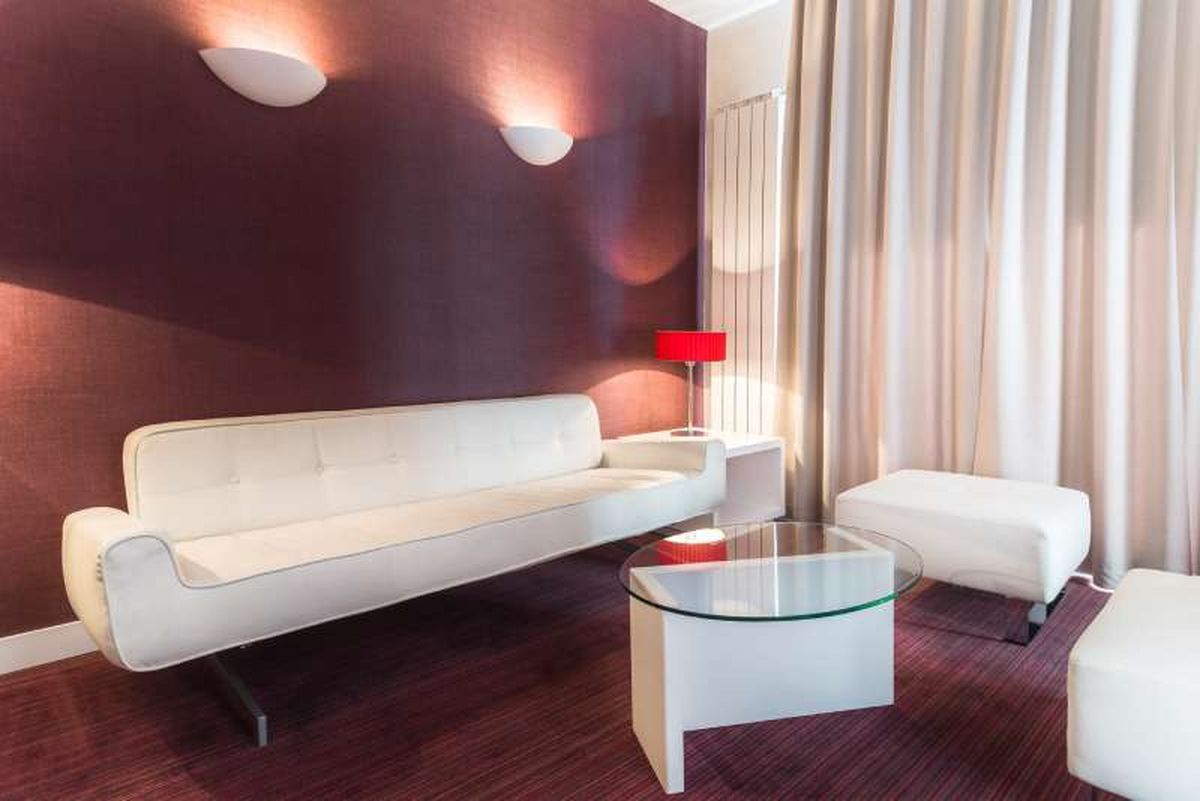 Sala con mesa de cristal redonda.