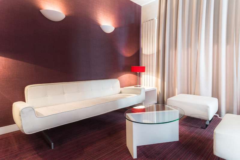 Sala con mesa de cristal redonda.