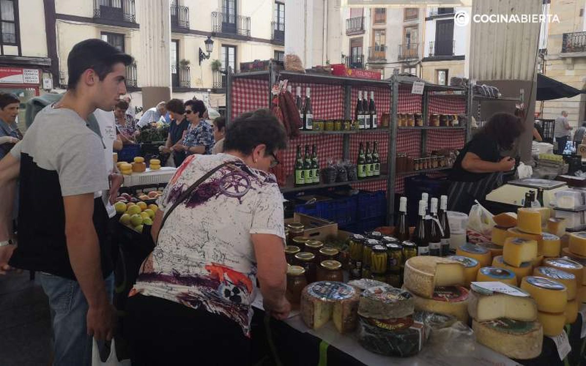 El queso Idiazabal es uno de los productos estrella del Mercado de Ordizia