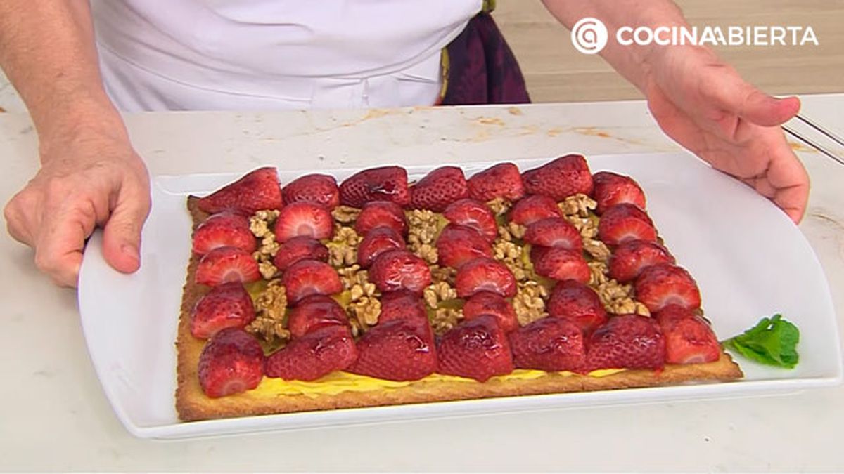 Receta tarta de fresas naturales nueces y crema pastelera postre facil al horno eva arguinano KARL6712 paso5