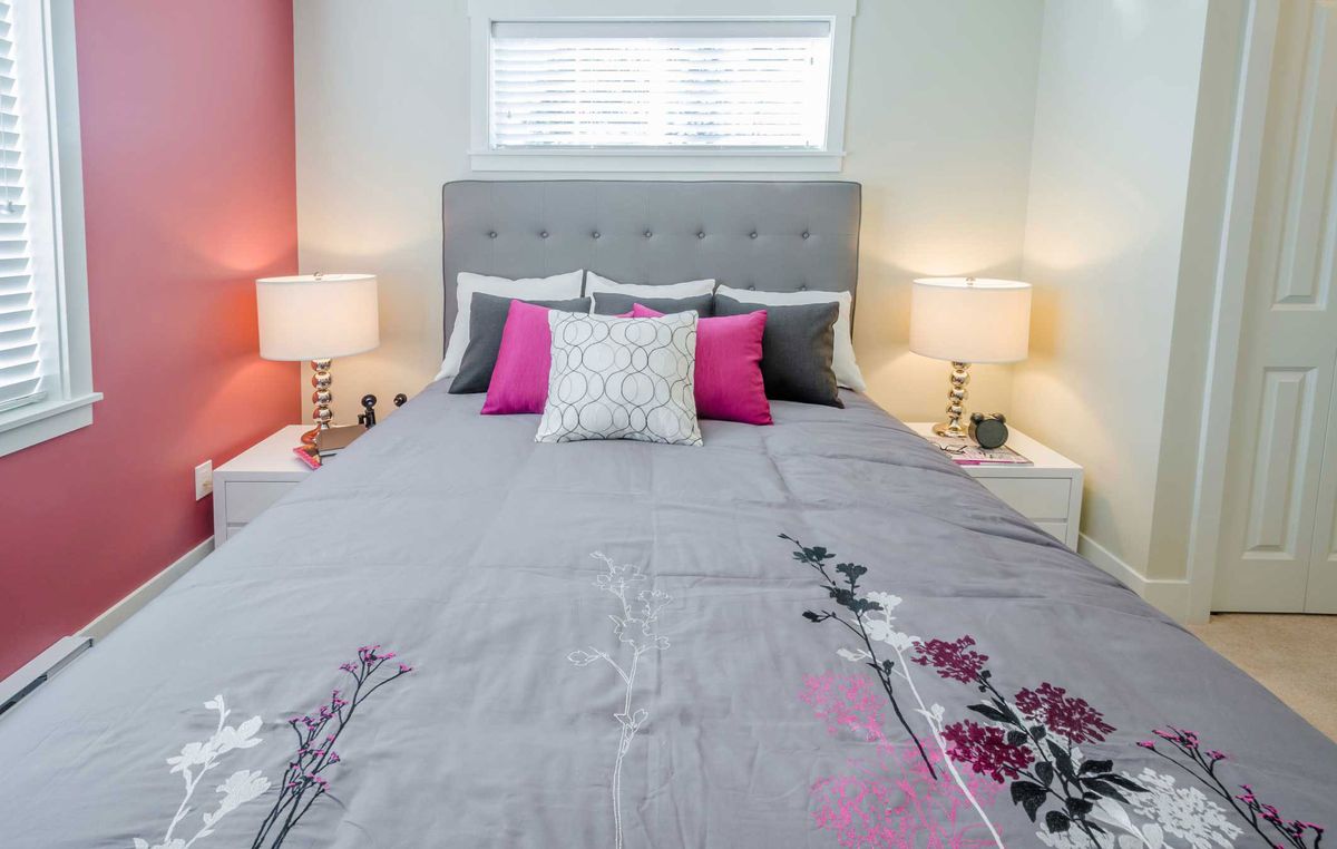 Dormitorio femenino en rosa, gris y blanco 1