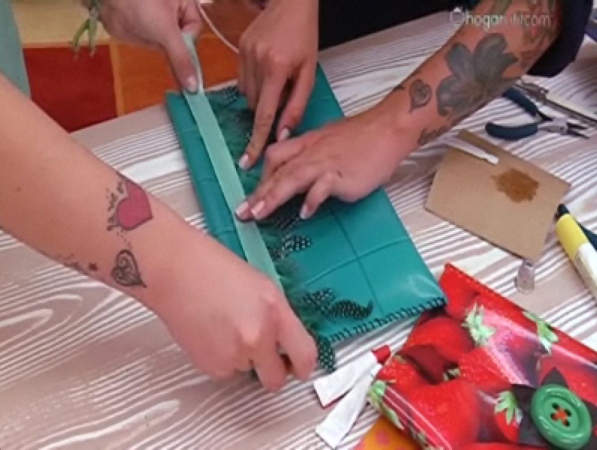 Cartera de mano con plumas p4