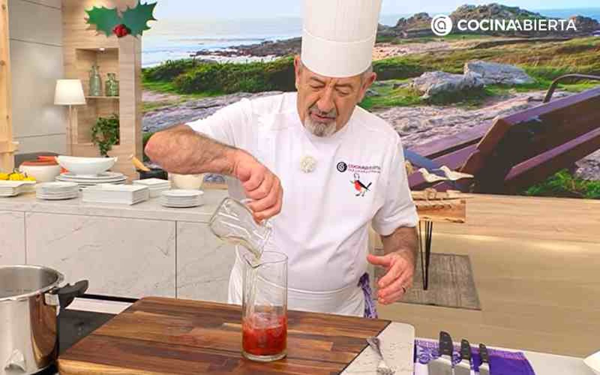 Karlos Arguiñano tritura los pimientos