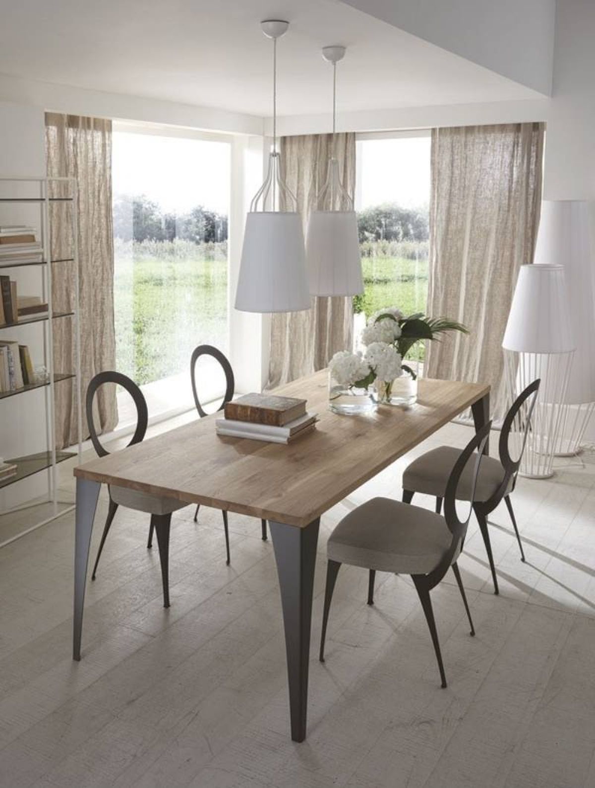 Comedor con mesa rectangular con encimera de madera y patas metálicas.