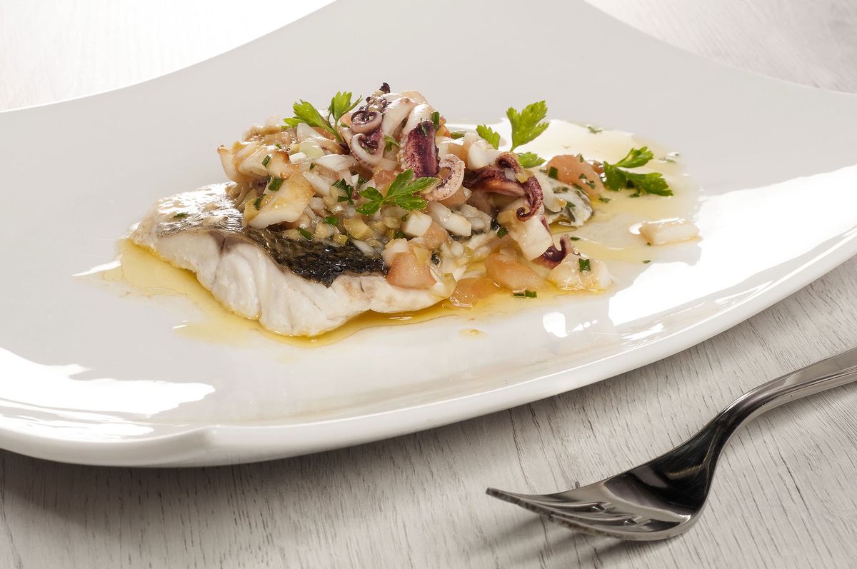 1826 Lubina al horno con vinagreta de calamar (1010) xl