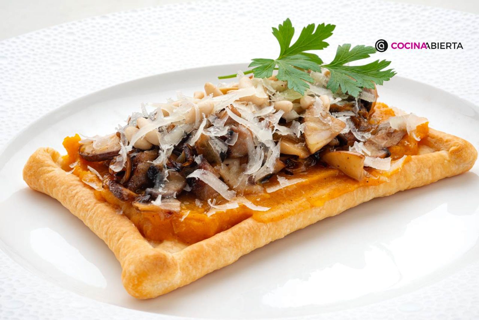Deliciosa tartaleta de calabaza, setas, panceta, queso y piñones