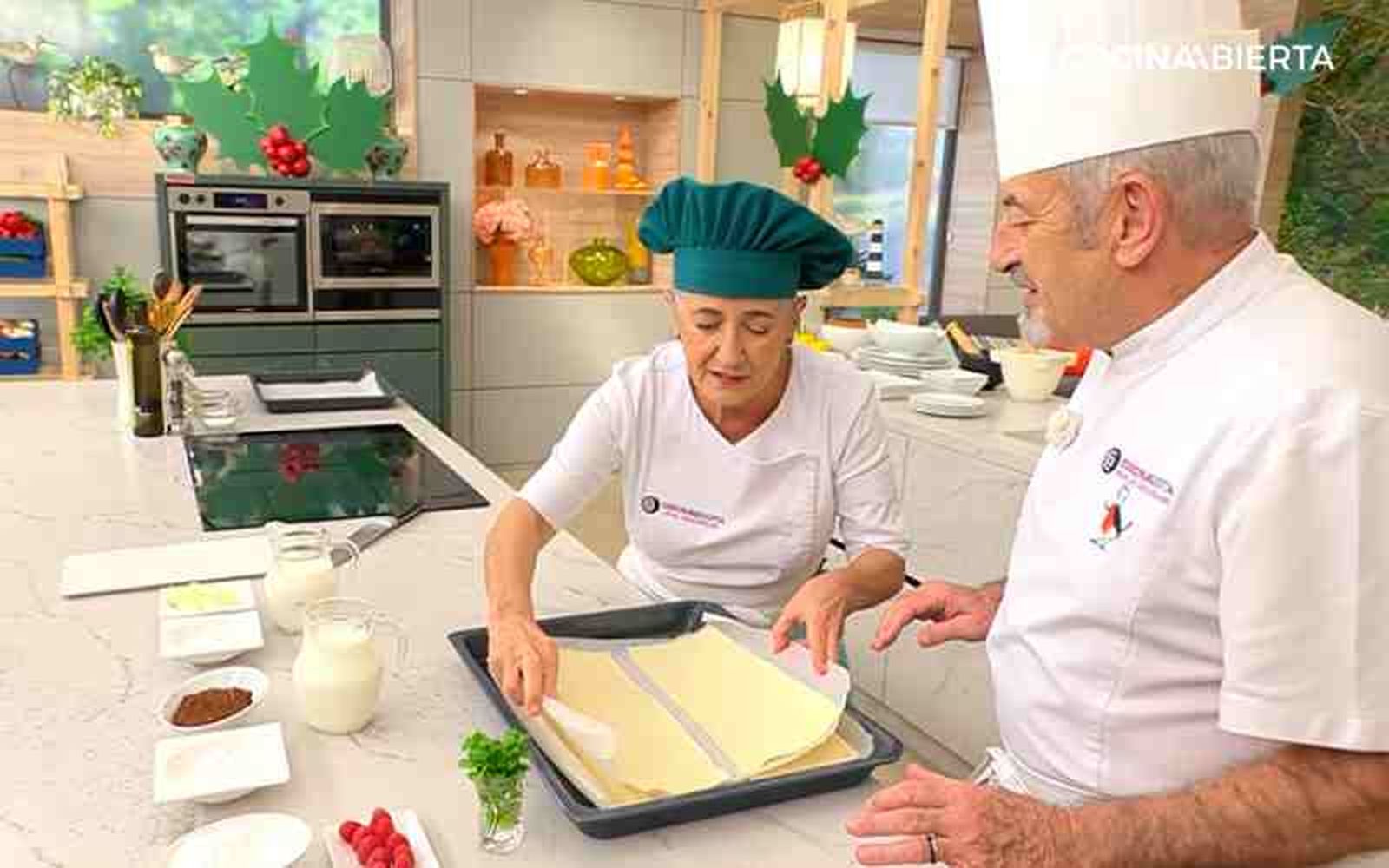 Coloca las láminas de hojaldre sobre una bandeja de horno