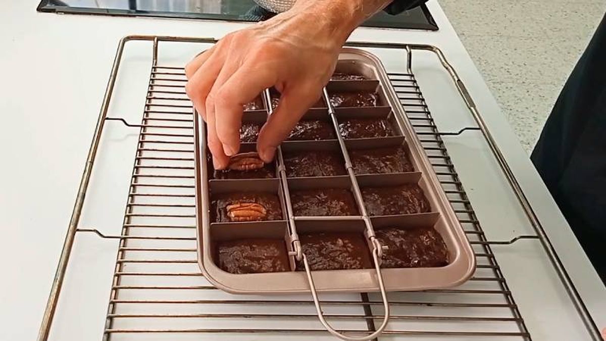 Decora con nueces pecanas y hornea