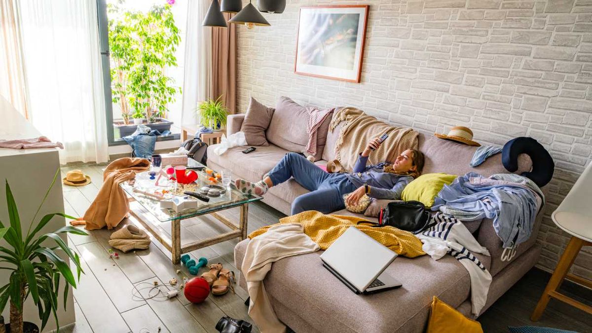 Salón desordenado y sucio.