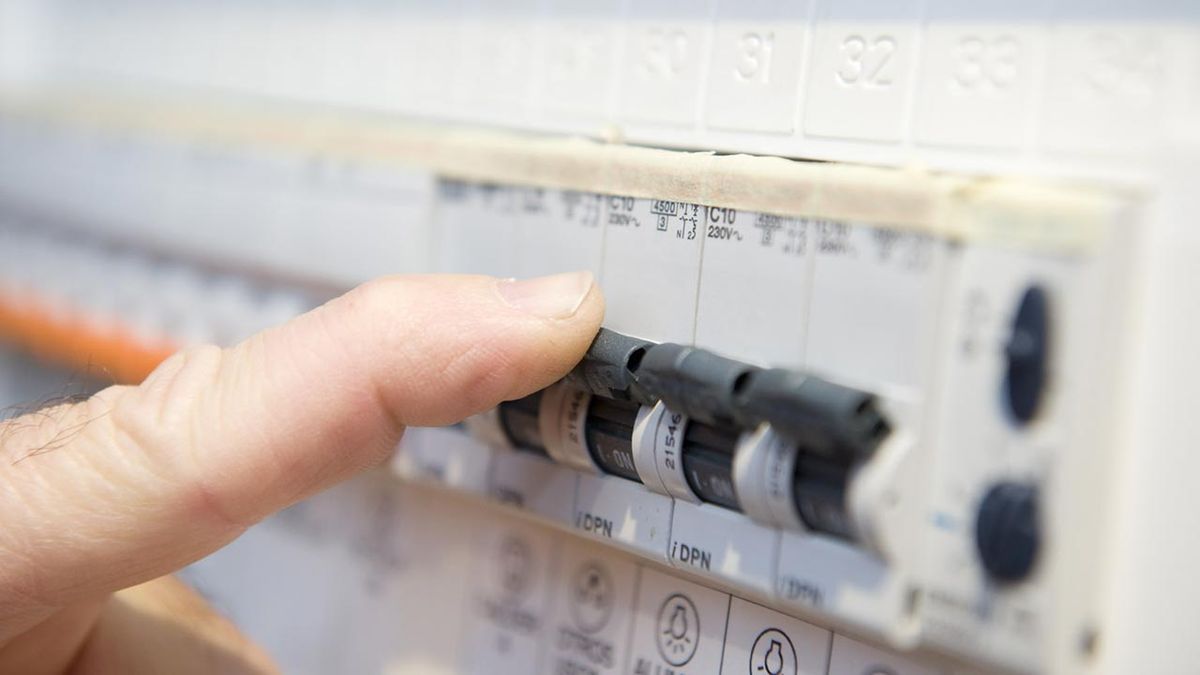 brico 0540 1 Cambio halogenas focos economicos paso 1