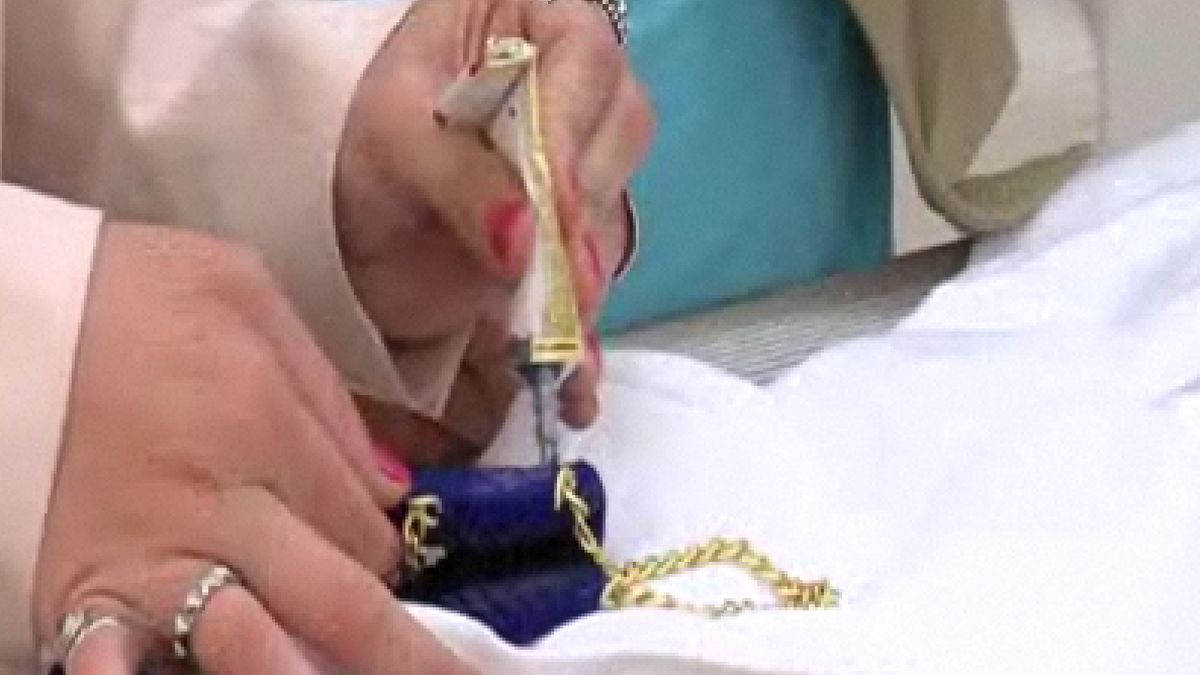 Poner una cadena dorada para personalizar una blazer.