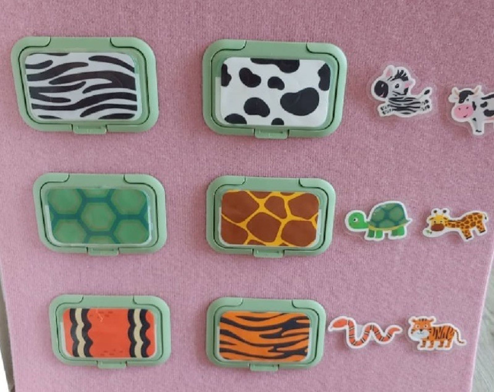 Juego infantil para aprender el pelaje de los animales hecho con las tapas de las toallitas.