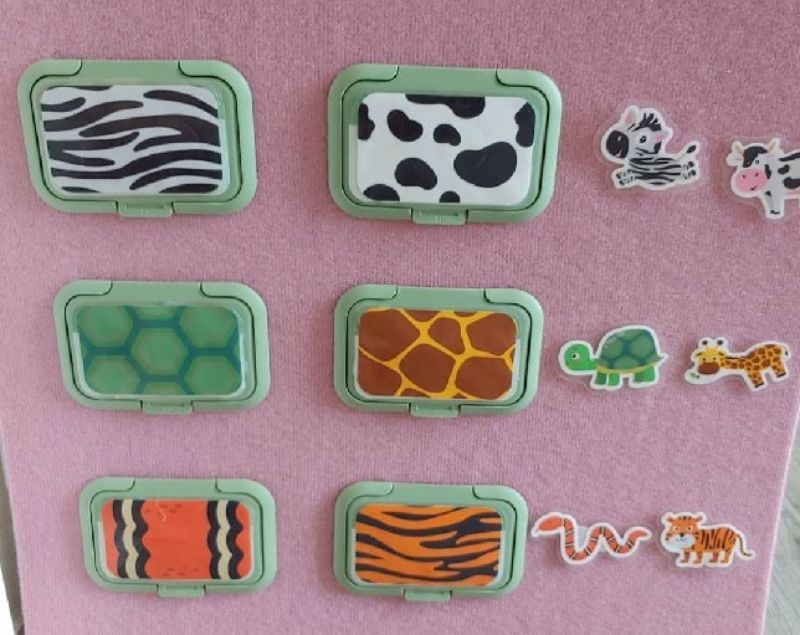 Juego infantil para aprender el pelaje de los animales hecho con las tapas de las toallitas.