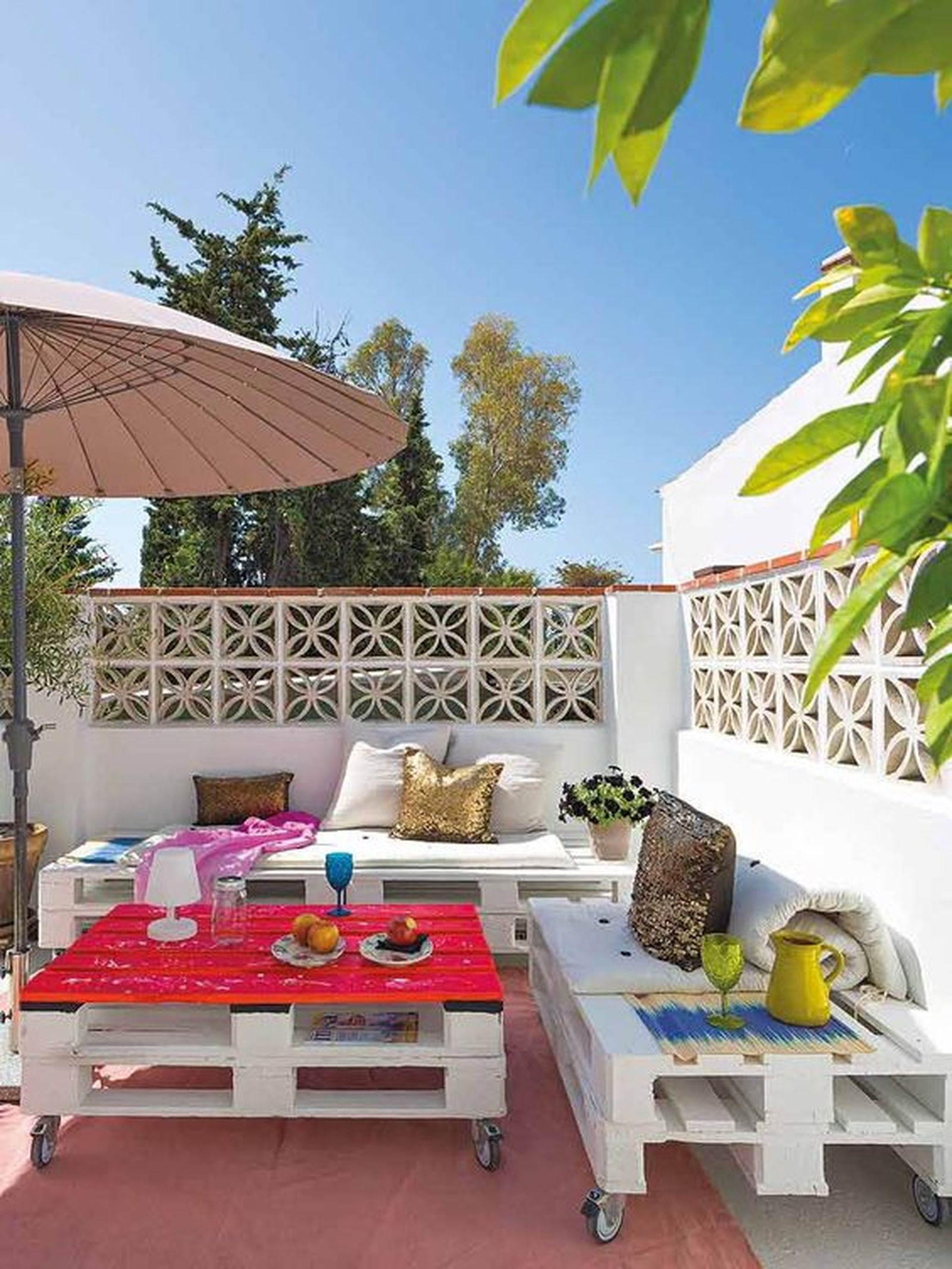 terraza pequena con sofas y mesa de palets