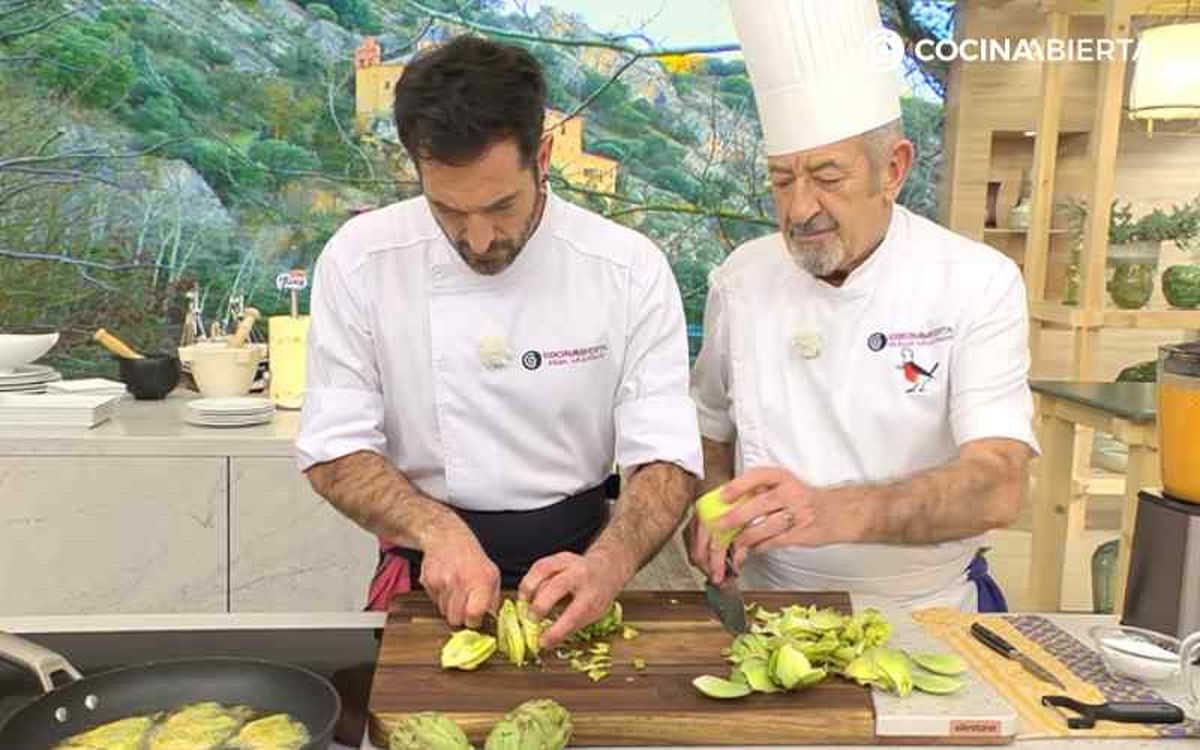 Corta y fríe las alcachofas