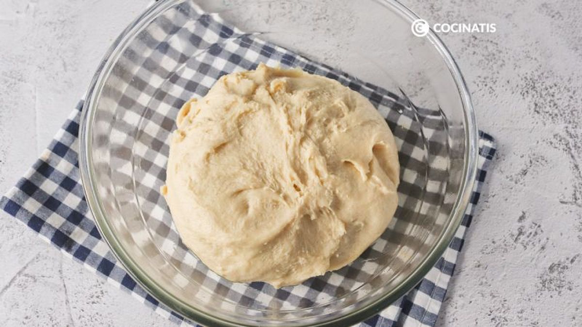 Preparamos la masa para los bollos caseros