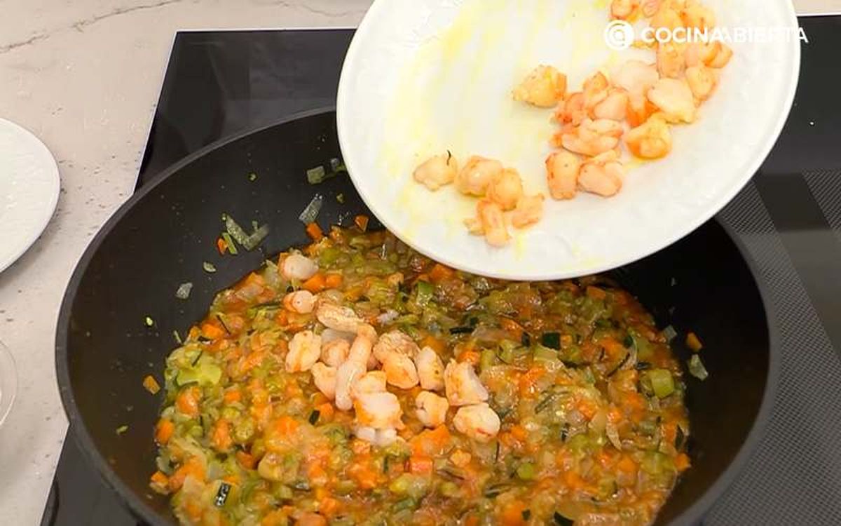 Incorpora los langostinos y mezcla bien