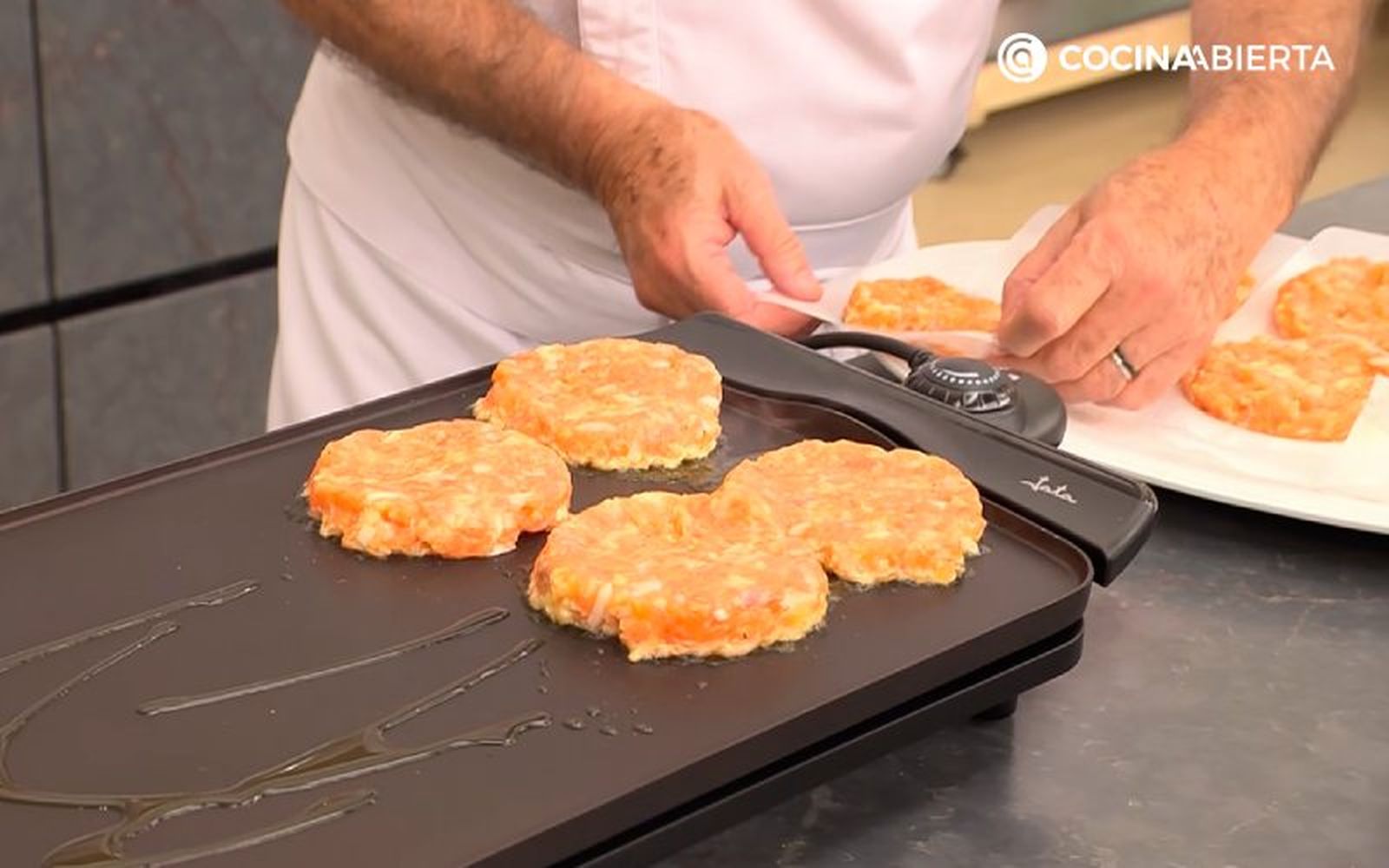 Cocina las hamburguesas 1-2 minutos por lado