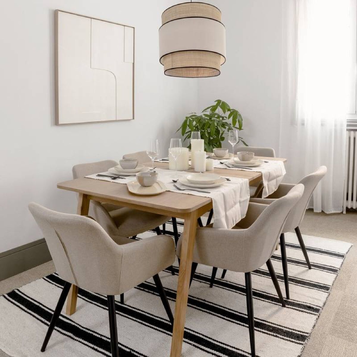 Comedor con lámpara de fibras naturales.