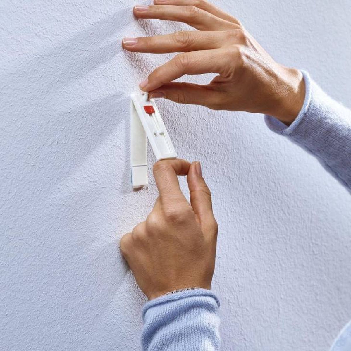 Clavo adhesivo para poner cuadros sin hacer agujeros.