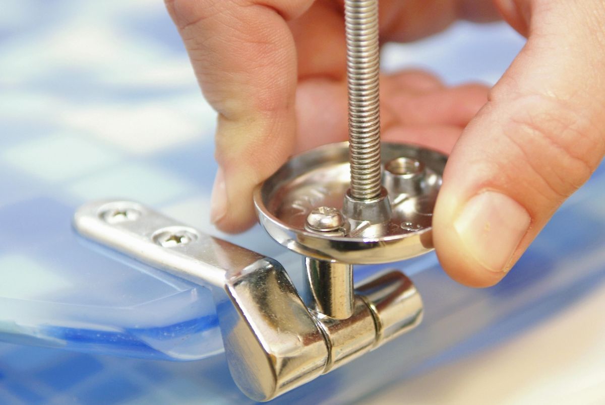 brico 0509 1 colocar tapa inodoro decorativa paso 4